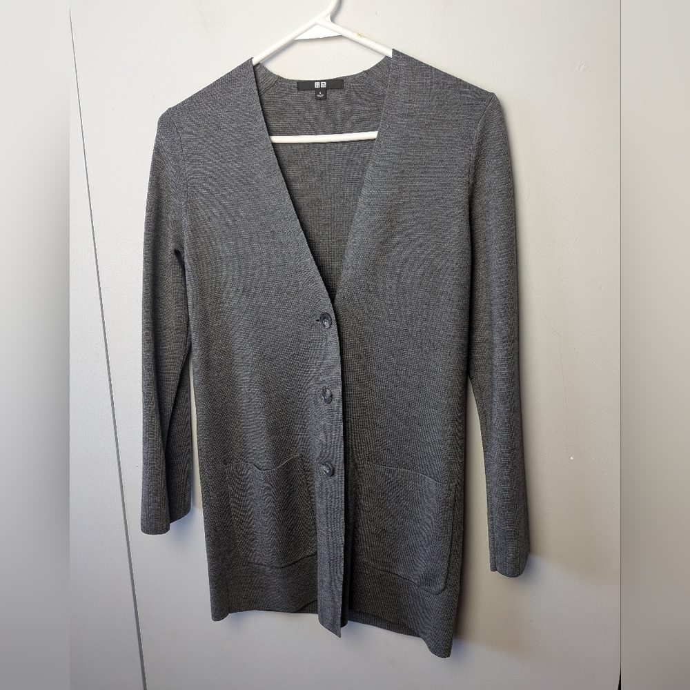UNIQLO Women Gray Cardigan Size Small Long Sleeves 2 Front Pockets 44% Wool